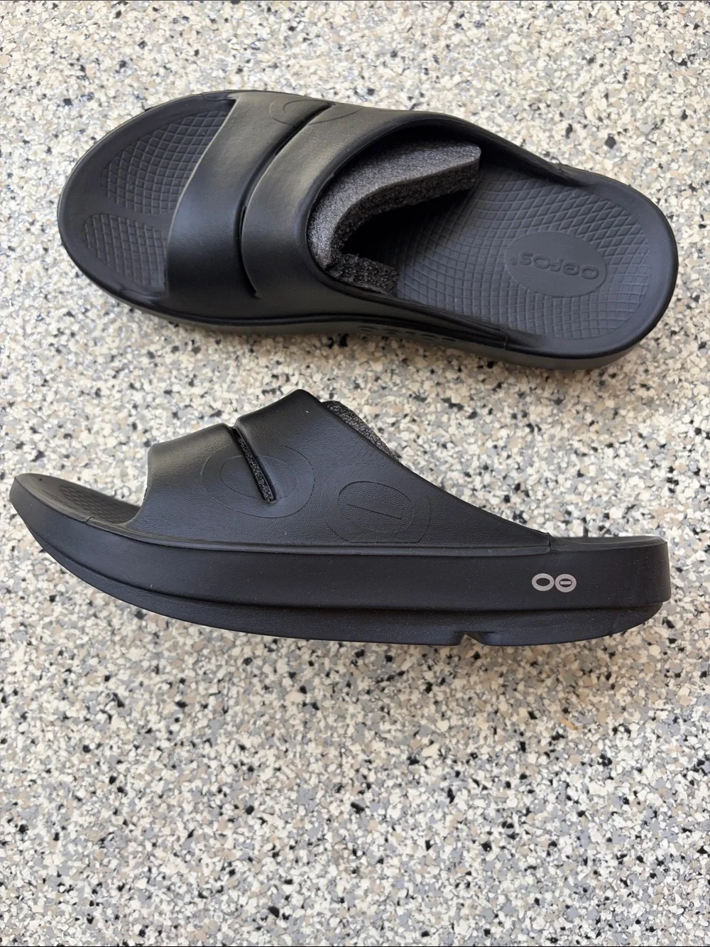 Oofos unisex black slides W-10 M-8